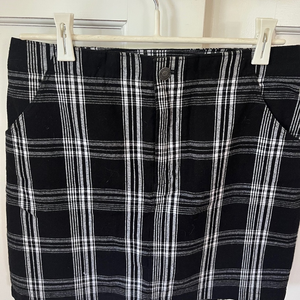 Hollister Black and White checkered mini skirt. Size M